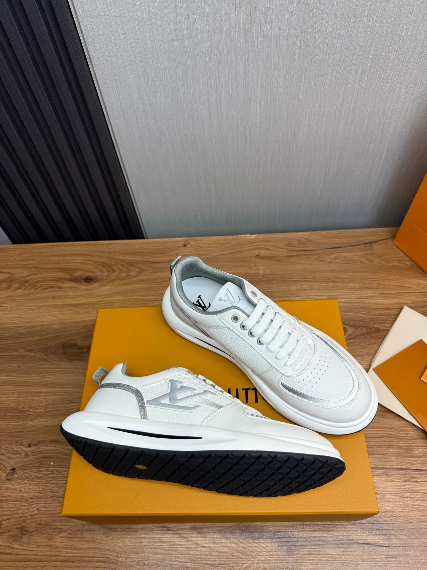 Men's shoes 💰820💰 Lv. Top purchasing agent 🇮🇹 Louis Vuitton, sports shoes counter synchronization, uppers imported from Italy, high-quality splicing and complex handicrafts, imported mesh pads are soft and comfortable, soles: original factory special soles, TPU exclusive movable molded soles super comfortable, original factory single goods, 🔍🔍high quality, you can enter and exit the counter at will, welcome to compare, code number 38-44 (Customized 38.45)